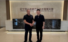 辽宁祥云药业有限公司副总经理仇仁春陪同中国首善陈光标参观人参生产线